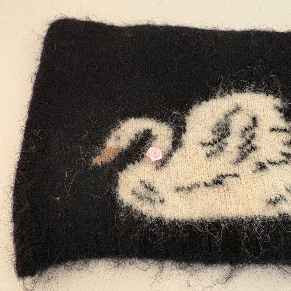 NWOT Urban Outfitters Mylo Swan Fuzzy Beanie - Picture 5 of 9